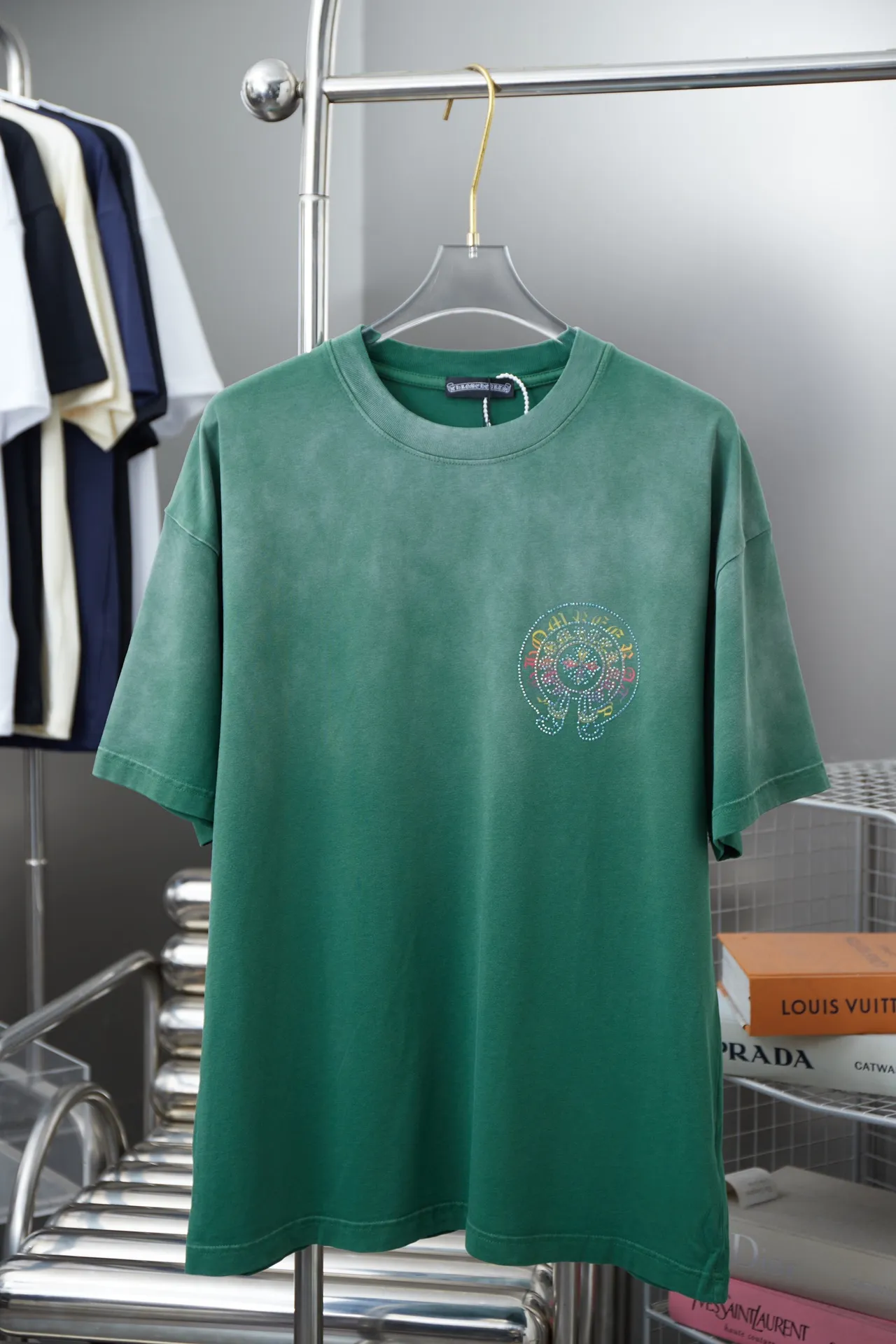 🅿️220 Chrome Hearte 25SS early spring new style Chrome heart pattern hot diamond short sleeves light luxury essential item for daily commuting for men and women Correct version Welcome to compare Detailed features · 280g 100% pure cotton double yarn jersey fabric · Special thickened 32 pieces of double-strand 1X1 thread in the same vat · Imported Australian matte pearl diamond ➕ direct-injection printing pattern. Ready-made garments are dyed Then do the faded fried snowflake process, then wash it to make it look old. Common washing improves the effect · Double-needle stitching and cross-stitch process · Original main mark, washed tag, brand moisture-proof paper packaging Color: black/white/blue/green Size: S/M/L/XL